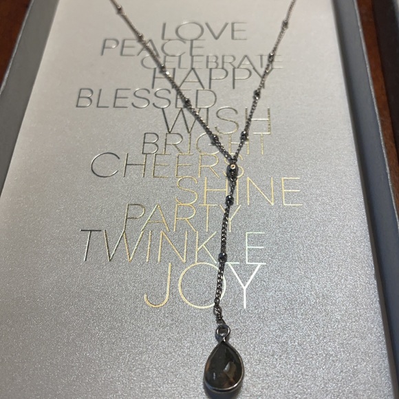 Dogeared teardrop shape 20” chain necklace with 2” lariat and small gem - Picture 6 of 7